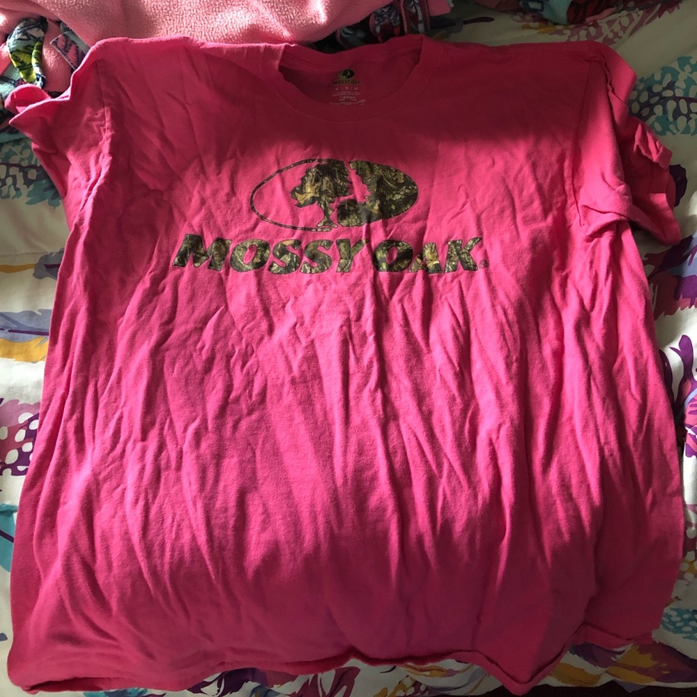 Mossy oak Women’s large shirt & a yellow crop top